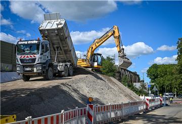 Eine Rampe in Richtung der Bahngleise: An der Dudweiler Straße wird der Bau der Brücken über die Cherbourger Straße vorbereitet.