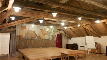Eine Raum mit Bühne in der Magdeburger Kaserne in Terezin. In dem von den Nationalsozialisten eingerichteten Ghetto Theresienstadt wurde die Oper „Brundibar“ des Komponisten Hans Krasa mit einem Libretto von Adolf Hoffmeister zum ersten Mal am 23. September 1943 aufgeführt.