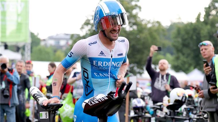 Eine Rippenverletzung vom Schwimmen zwingt Triathlon-Star Patrick Lange zur bitteren frühen Aufgabe in Roth.