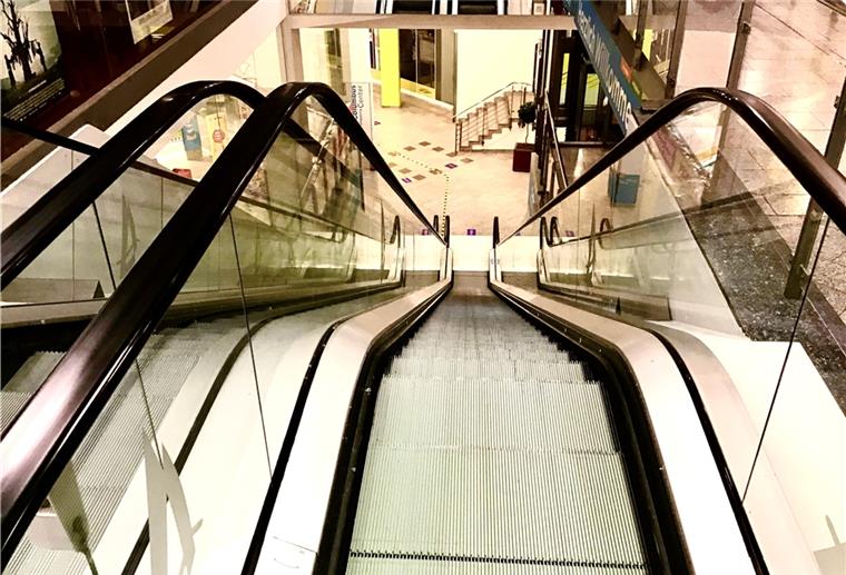 Eine Rolltreppe im verwaisten Columbus Center. Schließt hier die Pimkie-Filiale?
