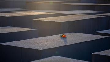 Eine Rose liegt anlässlich des Internationalen Tags des Gedenkens an die Opfer des Holocaust auf einer Stele des Denkmals für die ermordeten Juden Europas.
