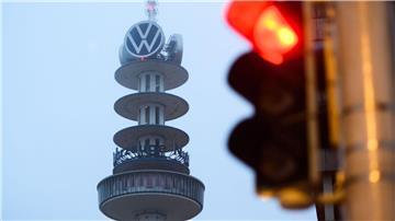 Eine rote Ampel leuchtet in Sichtweite des ehemaligen Fernsehturms „Telemoritz“ (auch „VW-Tower“).