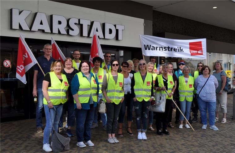 Eine rund 20-köpfige Gruppe Streikender startete Freitagmorgen in Bremerhaven, um an der Demonstration in Bremen teilzunehmen.