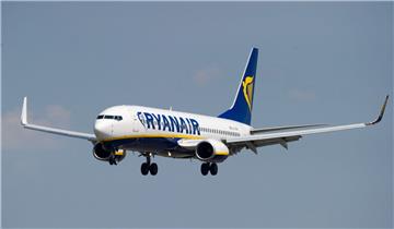 Eine Ryanair-Maschine (hier ein Symbolfoto) kehrt nach einem Vogelschlag kurz nach dem Start in Bremen sofort zurück zum Flughafen.