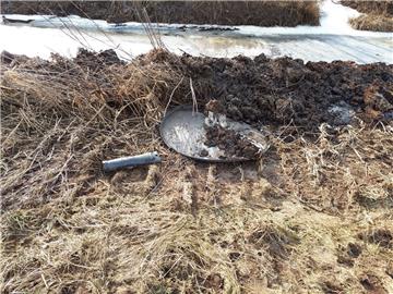 Eine Satellitenschüssel, Teile eines Rasenmähers und allerlei anderer Müll wurde bei der Räumung des Wehdeler Schöpfwerkgrabens entdeckt.