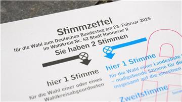 Eine Schablone kann Menschen mit Sehbehinderung helfen, den Stimmzettel zur Bundestagswahl auszufüllen. (Symbolbild)