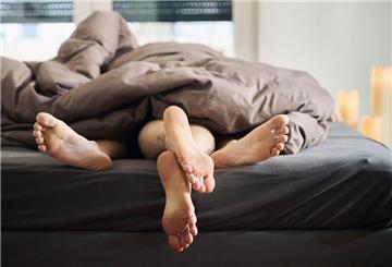 PRODUKTION - 21.01.2025, Berlin: ILLUSTRATION - Eine Frau und ein Mann liegen eng umschlungen in einem Bett. (gestellte Szene) (zu dpa: «Rausziehen beim Sex - Wie sicher ist Coitus interruptus?») Foto: Annette Riedl/dpa +++ dpa-Bildfunk +++