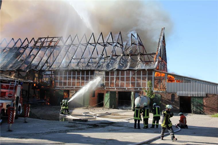 Beim Unkrautvernichten bricht das Feuer aus Eine Scheune wurde auf einem Hof in Cuxhaven-Groden ein Raub der Flammen.