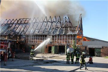 Eine Scheune wurde auf einem Hof in Cuxhaven-Groden ein Raub der Flammen. 
