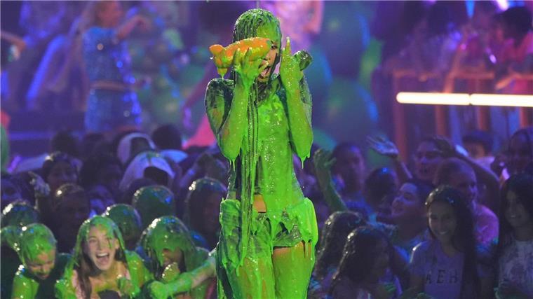 Sabrina Carpenter räumt bei den Kids Choice Awards ab Eine Schleimdusche für Tyla.