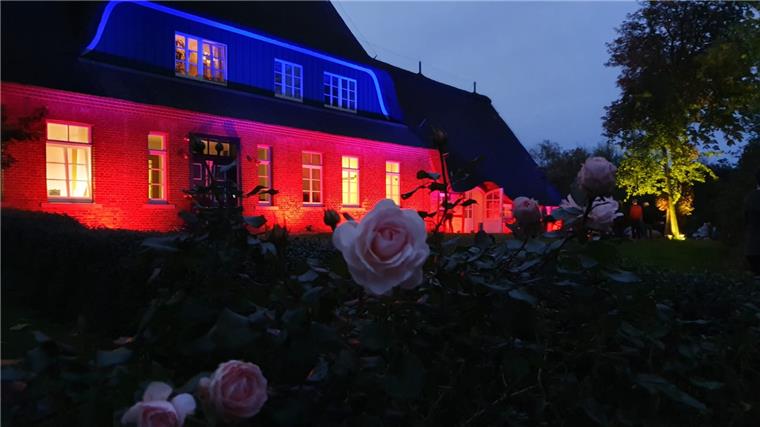 Wurster Lichtwoche: Altes Pastorenhaus im Rotlicht Eine Schönheit ist das Kulturzentrum Altes Pastorenhaus in Misselwarden auch bei Tage, aber so intensiv hat es noch nie gestrahlt.