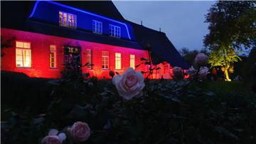 Eine Schönheit ist das Kulturzentrum Altes Pastorenhaus in Misselwarden auch bei Tage, aber so intensiv hat es noch nie gestrahlt. 