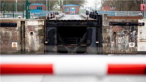 Eine Schranke ist vor dem Schleusentor der Schleusenkammer der Großen Seeschleuse im Hafen der Stadt geschlossen.