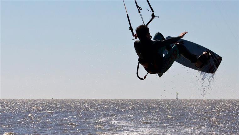 Eine Schule für Kitesurfer soll im Nordseebad Wremen (Landkreis Cuxhaven) entstehen. Interessenten können sich bei der Kurverwaltung der Gemeinde Wurster Nordseeküste melden.
