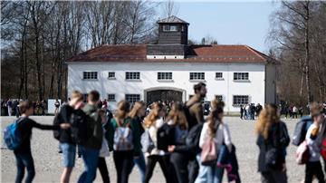 Eine Schulklasse besucht die Gedenkstätte des Konzentrationslagers Dachau.