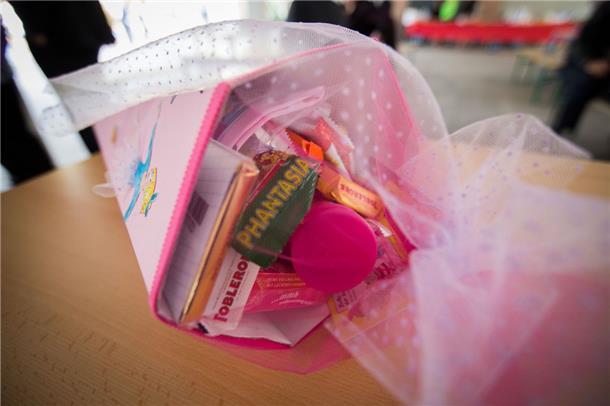 Das gehört in die Schultüte - und das nicht Eine Schultüte voller Süßigkeiten – laut Verbraucherzentrale nicht die optimale Variante.