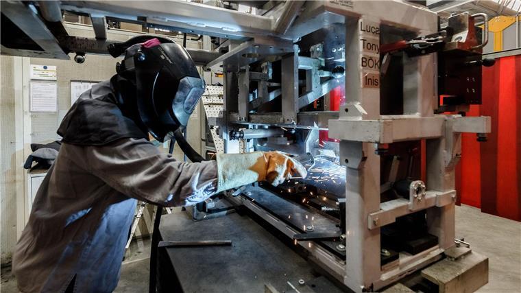 Eine Schweißerin während der Arbeit in Norderstedt (Schleswig-Holstein).