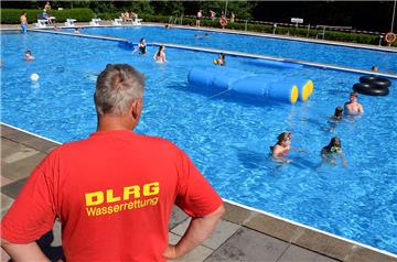 Eine Schwimmaufsicht hat  die Badegäste im Freibad Kirchtimke im Blick. Derzeit ist unklar, ob der Betrieb dort 2019 weiter geht.