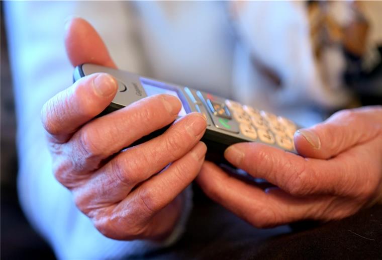 Frust bei Senioren: Impfhotline nicht zu erreichen Eine Seniorin hält einen Telefonhörer in der Hand. Foto: Britta Pedersen/dpa-Zentralbild/dpa