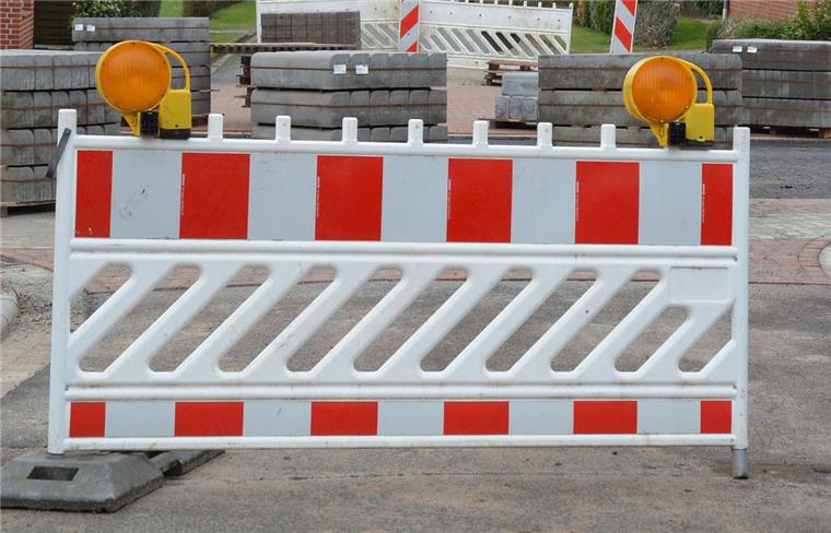Eine solche Sperre werden Autofahrer ab Montag sehen, die die Kreisstraße zwischen Hepstedt und Kirchtimke nutzen wollen. Ihnen bleibt nur der Umweg über Tarmstedt.