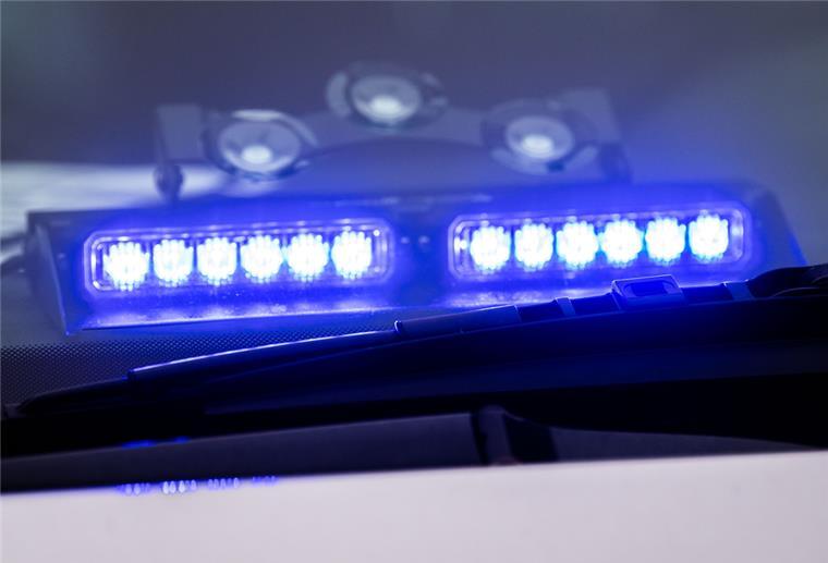 Eine Spaziergängerin hat in Achim eine männliche Leiche gefunden. Die Polizei ermittelt, bisher liegt kein Hinweis auf Fremdverschulden vor.