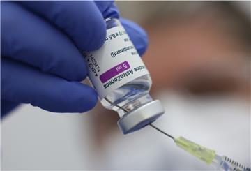 Eine Spritze mit dem Corona-Impfstoff von AstraZeneca wird aufgezogen.