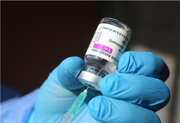 Eine Spritze wird mit dem Corona-Impfstoff von AstraZeneca aufgezogen.