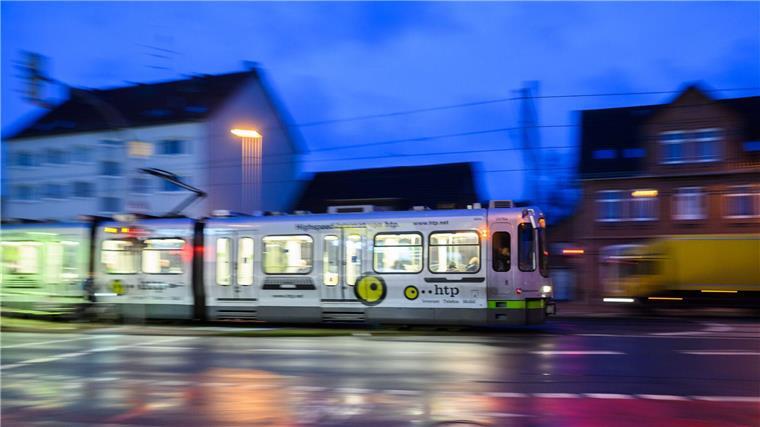 Wegen Kabelbränden: Stadtbahnen fallen stundenlang aus Eine Stadtbahn der Hannoverschen Verkehrsbetriebe.