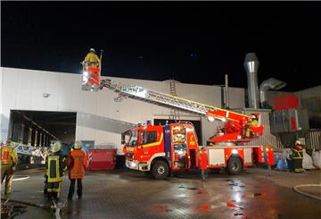Eine Stahlhalle in Stinstedt hat gebrannt. Die Feuerwehr ist noch bis in die Nacht beschäftigt, um die Glutnester zu löschen.