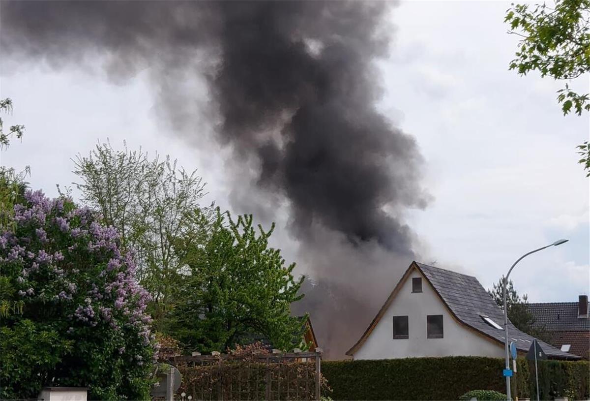 Eigenes Haus angezündet: Dorumer Familienvater schlug vorher seine Frau Brennendes Haus in Dorum