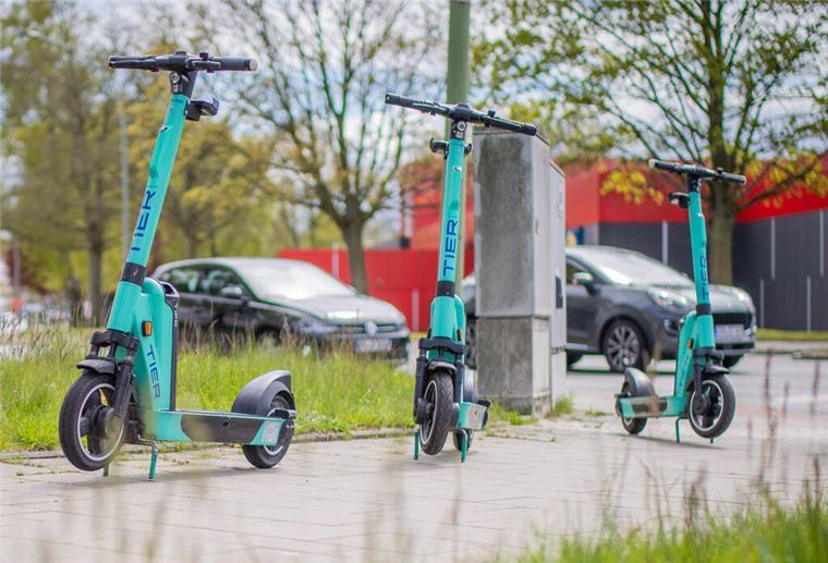 Die Mehrheit von euch findet: „Die E-Roller nerven und sollten wieder weg!“ E-Roller stehen auf einem Fußgängerweg in Bremerhaven.