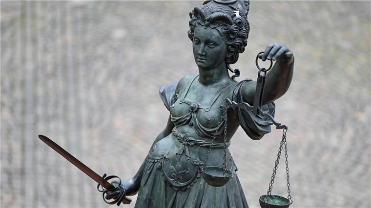 Prozess um versuchten Betrug mit Coronamasken vor dem Ende Eine Statue der Justitia hält eine Waage und ein Schwert in der Hand.