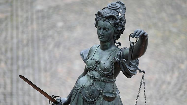 Sexueller Missbrauch: Bewährung für ehemaligen Betreuer Eine Statue der Justitia hält eine Waage und ein Schwert in der Hand.
