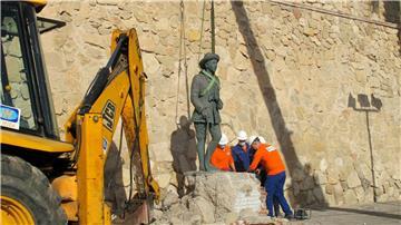 Eine Statue des verstorbenen spanischen Diktators Franco wird vor einer Mauer der Festung Melilla La Vieja mit einem Kran entfernt.