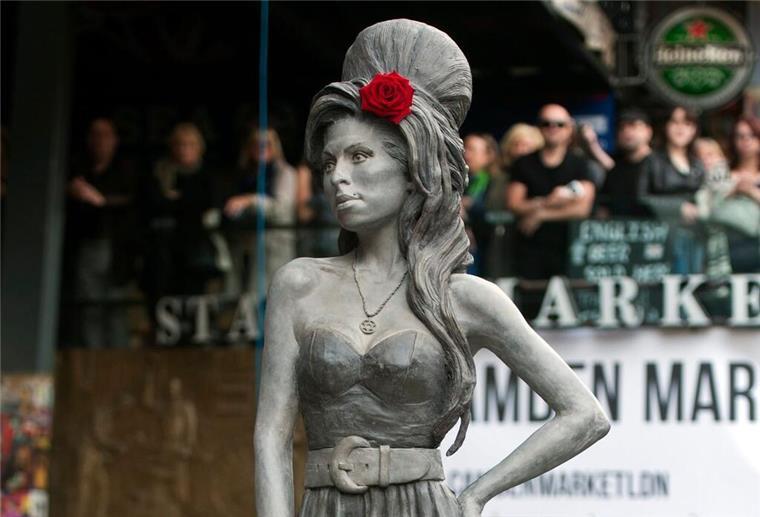 Eigenwillig anders: Amy Winehouse wäre heute 40 geworden Eine Statue von Amy Winehouse auf dem Stables Market im Londoner Camden Town.