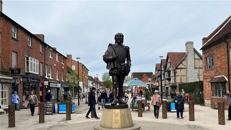 Was man von Shakespeare heute noch lernen kann Eine Statue von William Shakespeare in der englischen Stadt Stratford-upon-Avon.