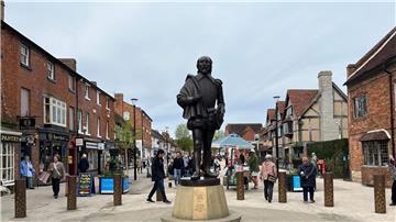 Eine Statue von William Shakespeare in der englischen Stadt Stratford-upon-Avon.