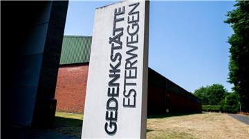 Eine Stele mit der Aufschrift „Gedenkstätte Esterwegen“ steht auf dem Gelände der Gedenkstätte Esterwegen, dem Standort des ehemaligen Konzentrationslagers Esterwegen.