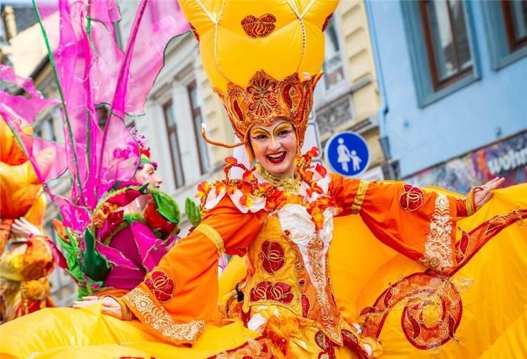 Samba-Karneval und Demos: Polizei warnt vor Verkehrsbehinderungen in Bremen Eine Stelzenläuferin bei einer Parade durchs Ostertor-Viertel. Nach Vorbild des brasilianischen Karnevals findet der Samba-Karneval in Bremen statt.