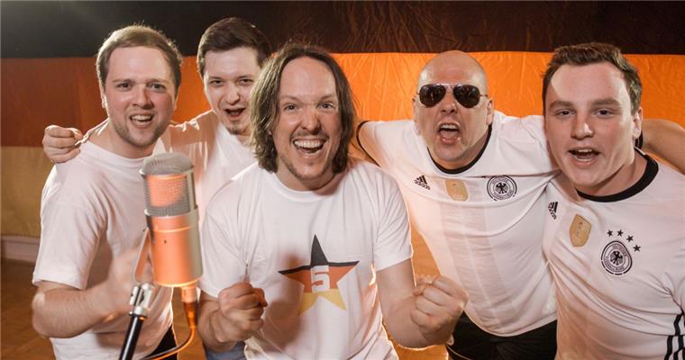Langener trommelt Jogis Jungs zum nächsten WM-Titel Eine stimmgewaltige Truppe (von links): Max Becker, Fabian Kampa, Martin Brinkmann, Peter Scholz und Marius Lomb. „Der 5. Stern“ ist eingespielt. Jetzt müssen sich Jogis Jungs das Werk nur noch anhören.