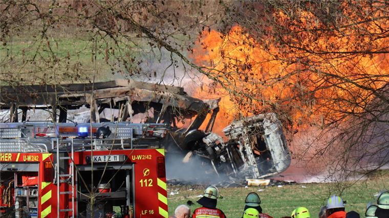 Feuer, Rauch und ein Schwerverletzter: Tanklaster und Stadtbahn kollidieren Flammen lodern nach einem Zusammenstoß zwischen einem Tanklaster und einer Straßenbahn.