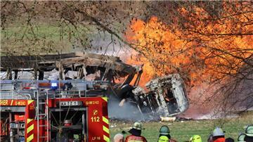  Flammen lodern nach einem Zusammenstoß zwischen einem Tanklaster und einer Straßenbahn. 