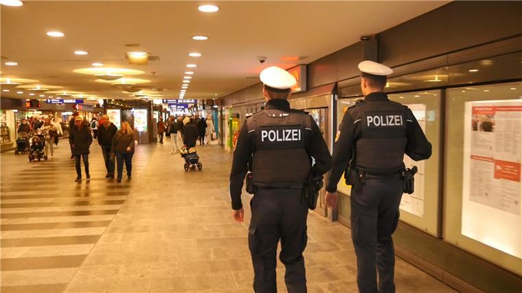 Eine Streife der Bundespolizei bei einem Kontrollgang im Hauptbahnhof.
