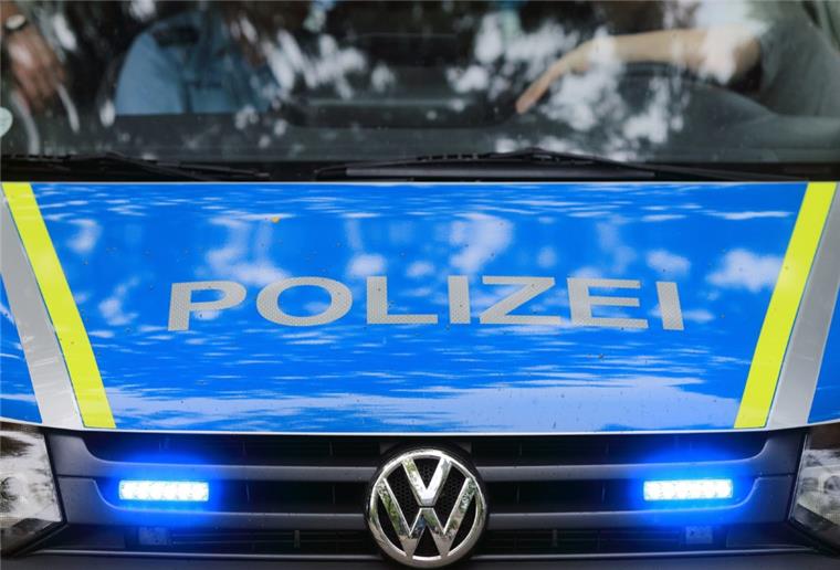 Rotenburg: Fünf Haushalte in einem Auto Eine Streifenbesatzung der Rotenburger Polizei hat Mittwochnacht auf einer Tankstelle die Insassen eines Ford Focus kontrolliert. Sie verstießen gegen die Corona-Auflagen.