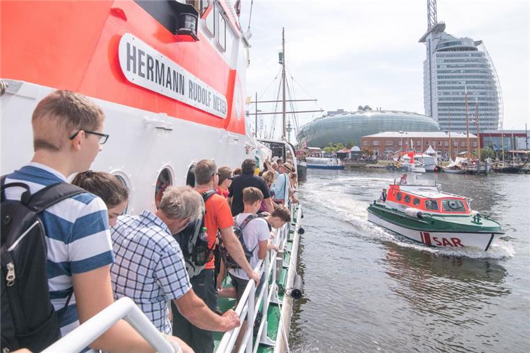 Darum war das Leuchtturmfest nicht der große Publikumsmagnet Eine Stunde warten für eine Fahrt mit dem Beiboot. des Seenotrettungskreuzers