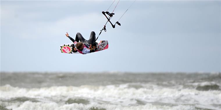 Eine Surferin zeigt ihr Können. In der Wurster Nordseeküste wurde der Sportspaß nun getrübt.