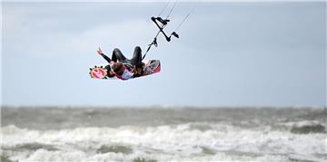 Eine Surferin zeigt ihr Können. In der Wurster Nordseeküste wurde der Sportspaß nun getrübt.