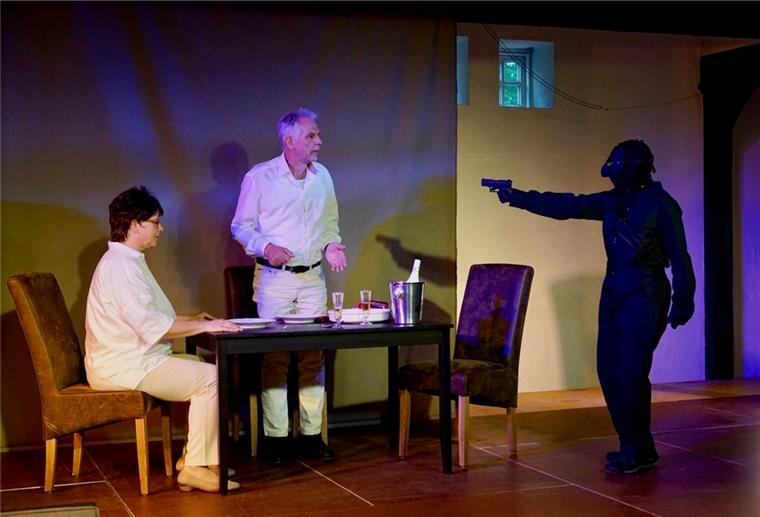 Eine Szene aus dem Stück „Utlevert“, der aktuellen Produktion des Theaters SpielArt. Am 16. Oktober ist es in der Kirche in Rodenkirchen zu erleben.