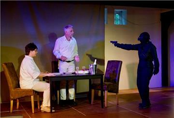 Eine Szene aus dem Stück „Utlevert“, der aktuellen Produktion des Theaters SpielArt. Am 16. Oktober ist es in der Kirche in Rodenkirchen zu erleben.