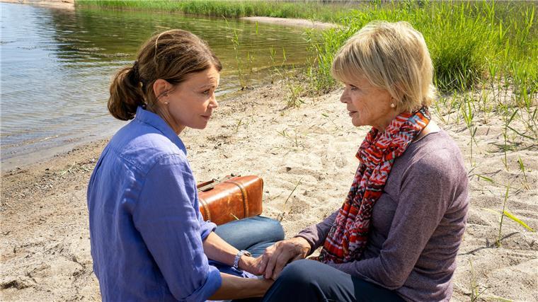 Eine Szene aus „Einfach nur Liebe“: Anna (Uschi Glas, r.) ist am Strand der Insel in Ohnmacht gefallen. Die ehemalige Ärztin Ilse (Gerit Kling, l.) kümmert sich um sie.